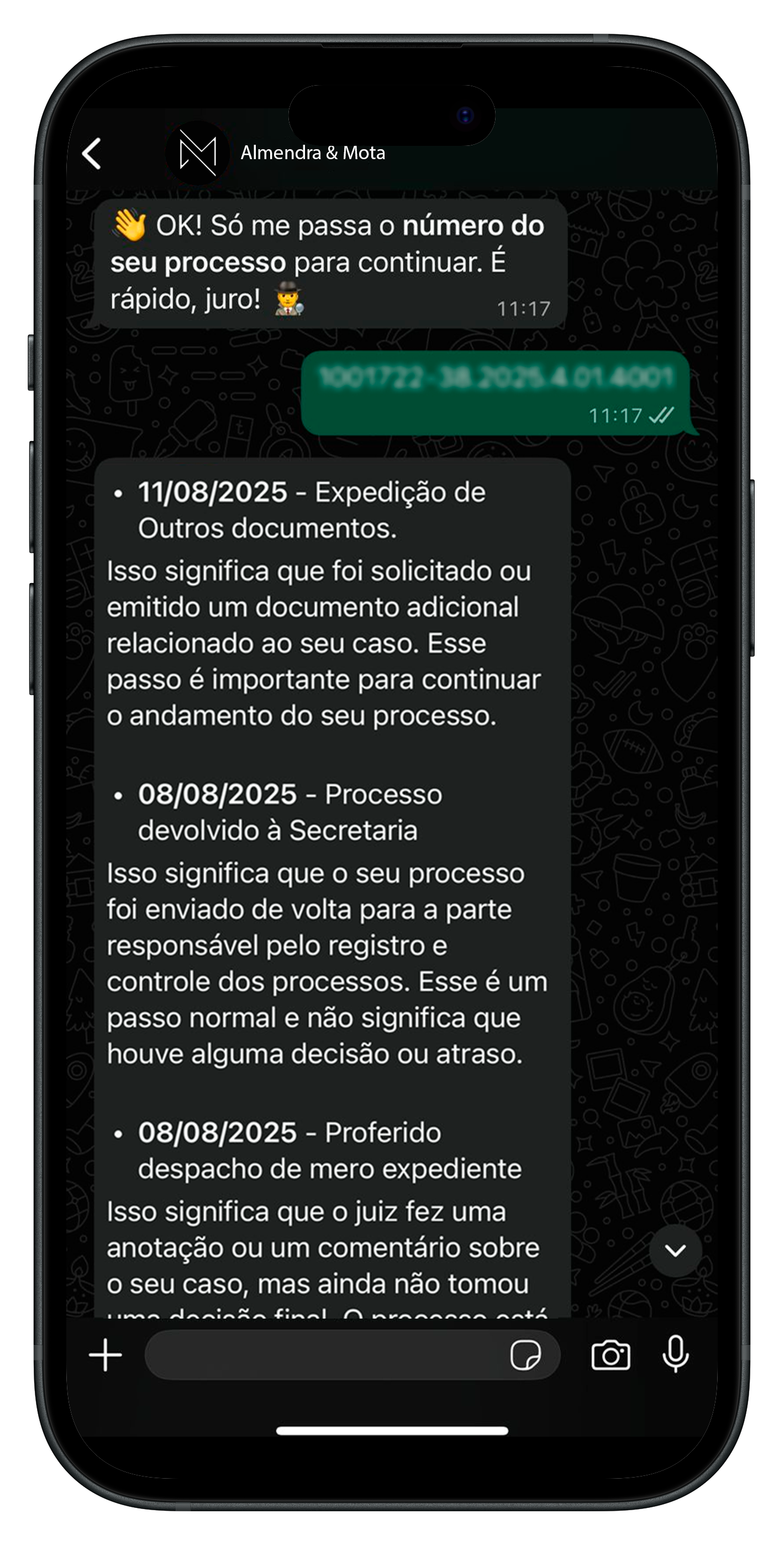 Celular mostrando conversa no WhatsApp com a IVi sobre atualizações de processo